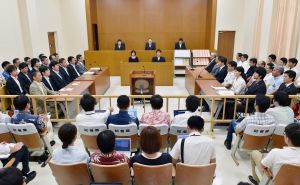 米軍普天間飛行場の名護市辺野古への移設を巡る訴訟で、判決が言い渡された福岡高裁那覇支部の法廷
