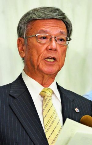 自身の発言が「ヘリパッド容認」「公約違反」と報道されたことを受け、コメントを読み上げる翁長雄志知事=2日午後、県庁