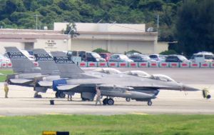 嘉手納基地のF16戦闘機=19日午後1時すぎ