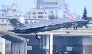爆音を響かせ離陸する最新鋭ステルス戦闘機F35B=6月26日午後4時47分、米軍嘉手納基地(下地広也撮影)
