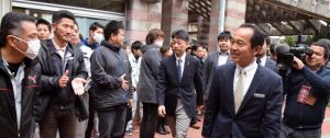 初登庁で市職員らの出迎えを受ける渡具知武豊市長(右)=8日、名護市役所