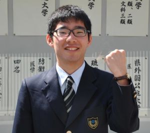 東京大学理科3類に現役合格した新垣辰昂さん=27日、浦添市・昭和薬科大学付属高校