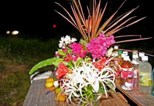 遺体が遺棄された現場付近に手向けられた花や水=10月28日、恩納村