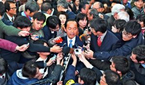 当確を決め、取材陣に囲まれ質問に答える渡具知武豊氏=4日午後10時33分、名護市大南の選挙事務所(下地広也撮影)