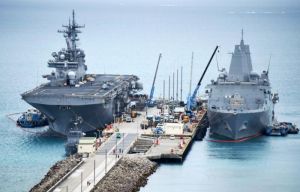 米軍ホワイトビーチに寄港した米海軍の強襲揚陸艦ワスプ(左)と輸送揚陸艦グリーン・ベイ=日午後2時すぎ、うるま市勝連