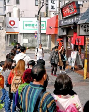 豚骨ラーメン店の前で並ぶ外国人観光客=那覇市牧志の「ラーメン暖暮」(喜屋武綾菜撮影)