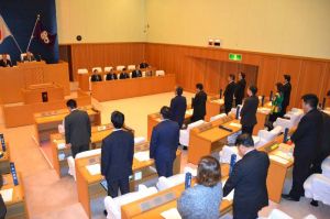 米軍ヘリの相次ぐ不時着に対し、抗議決議案と意見書案を全会一致で可決した沖縄市議会=14日午前10時25分