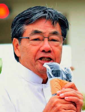 オスプレイの飛行停止と配備撤回を訴える稲嶺進名護市長=17日、名護市辺野古の米軍キャンプ・シュワブゲート前