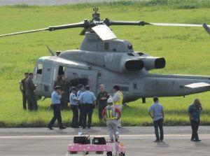 久米島空港に緊急着陸し、県警から話を聞かれるUH1多用途ヘリの乗員=5日(比嘉正明通信員撮影)