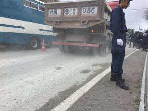 トラックが運搬する砂利が散乱した県道70号=10日午前、東村高江