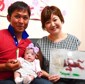 261グラムで生まれ、元気に退院した金城寧々ちゃんと父親の勝利さん、母親のまゆみさん=2日、うるま市・県立中部病院