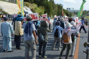 「違法工事するな」「ヘリ基地撤去」などとシュプレヒコールを上げる市民ら=12日、名護市辺野古、米軍キャンプ・シュワブゲート前