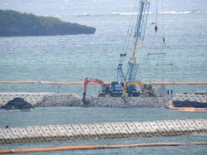 採石投下により接続された「K4」護岸最後の開口部(奥)=8月2日午後2時25分、名護市辺野古・キャンプ・シュワブ沿岸