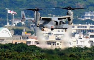 訓練を終え米軍普天間飛行場に着陸するオスプレイ=6日午後1時58分、宜野湾市(金城健太撮影)