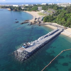 (資料写真)建設が進むK9護岸=7月22日午前、名護市辺野古(小型無人機から)