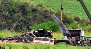 炎上したヘリの機体の一部をクレーンでつり上げ解体作業を進める米軍関係者=17日午後5時12分、東村高江(渡辺奈々撮影)