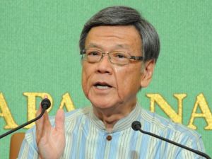 記者を前に、辺野古新基地建設の不条理さを訴える翁長雄志知事=2015年5月20日、東京都千代田区・日本記者クラブ