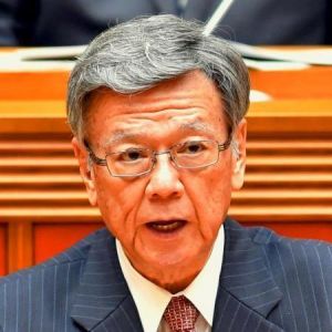 所信表明演説をする翁長雄志知事=15日午前10時半、県議会