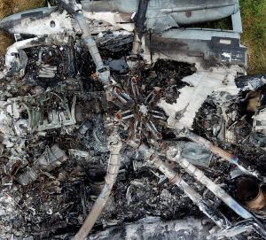炎上した米軍CH53Eヘリの回転翼中心部付近=14日午後、東村(小型無人機から)