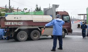 米軍キャンプ・シュワブ内に砕石を搬入するトラック=16日、名護市辺野古