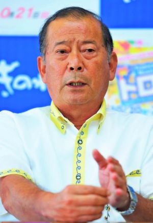 宜野湾市長に初当選し、抱負を語る松川正則氏=1日、宜野湾市役所