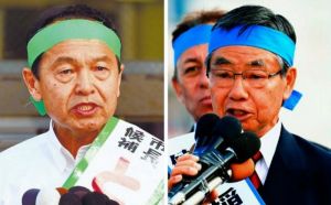 (左から)それぞれの出発式で支持を訴える渡具知武豊氏と稲嶺進氏