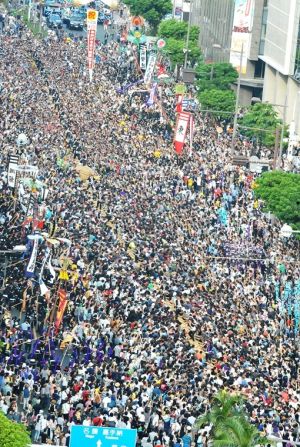 東西に分かれ、激しく綱を引き合った那覇大綱挽=8日午後4時18分、那覇市久茂地(崎浜秀也撮影)