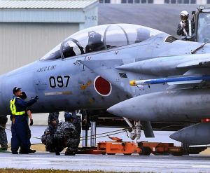 前輪が外れて滑走路上に停止した航空自衛隊のF戦闘機=日午後2時分、那覇空港(下地広也撮影)