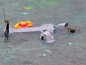 沖縄県名護市の浅瀬で大破したオスプレイ=2016年12月