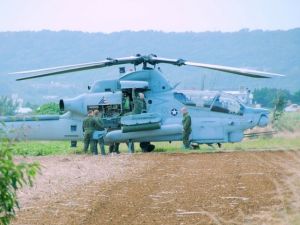 農道に不時着した米軍ヘリの点検をする米兵ら=21日午前10時半ごろ、うるま市与那城伊計島