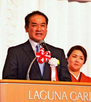 就任6周年の激励会であいさつする佐喜真宜野湾市長=26日、宜野湾市・ラグナガーデンホテル