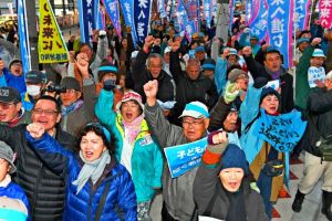 ガンバロー三唱で気勢を上げる稲嶺進さんの支持者=3日午後6時分、名護市大北