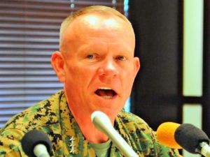 記者団の質問に答えるニコルソン四軍調整官=8日、米軍キャンプ瑞慶覧