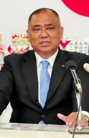 石垣市長選挙に向けて基本政策を発表する砂川利勝氏=16日、石垣市真栄里