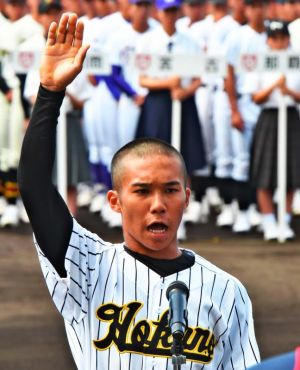 開会式で選手宣誓する北部農林の岸本宗太主将=日午前9時36分、沖縄市・コザしんきんスタジアム