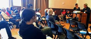 米カリフォルニア大学バークレー校で開催中の米市民団体「ベテランズ・フォー・ピース(VFP)」の年次総会分科会で講演する真喜志好一氏(右)