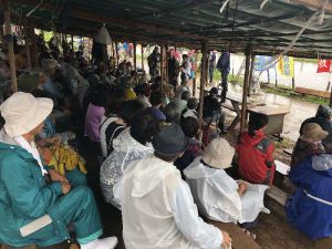 小雨が降る中、新基地建設反対の意思を示すため集まった市民ら=16日午前、名護市辺野古の米軍キャンプ・シュワブゲート前