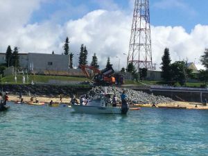 米軍キャンプ・シュワブ沿岸部「K1護岸」の工事現場で石材を積み上げる作業員=28日午前9時20分ごろ、名護市辺野古