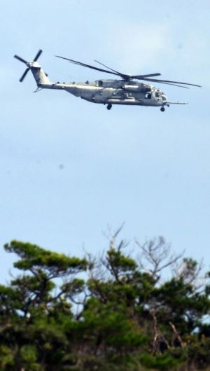 炎上したヘリと同型のCH53Eが飛行訓練を再開し、事故現場付近上空に何度も飛来した=18日午後1時7分、東村高江(喜屋武綾菜撮影)