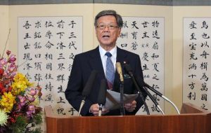 年頭のあいさつをする翁長雄志県知事=4日、県庁