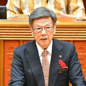 県議会代表質問で答弁する翁長雄志知事=12月5日午前、県議会
