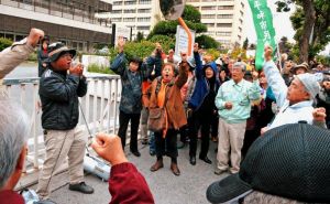 山城議長らの早期釈放を訴える参加者ら=日、那覇地裁前
