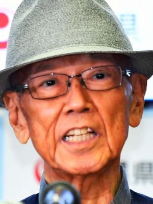 強い口調で埋め立て承認撤回の理由を説明する翁長雄志知事=27日午前11時、県庁