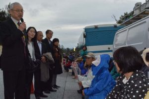 ゲート前での人権侵害状況を報告する籠橋隆明弁護士(左端)ら=2日、名護市辺野古