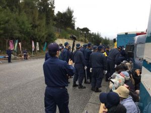 新基地建設に反対する市民らを強制排除する機動隊員=20日、名護市辺野古の米軍キャンプ・シュワブ工事車両用ゲート前