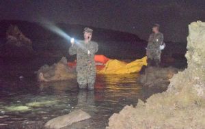 オスプレイ墜落現場付近で捜索にあたる米軍=14日午前2時53分、名護市安部の海岸