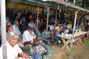 大雨の中、市民ら約80人が新基地建設に反対の声を上げた=12日午前11時ごろ、名護市辺野古の米軍キャンプ・シュワブゲート前