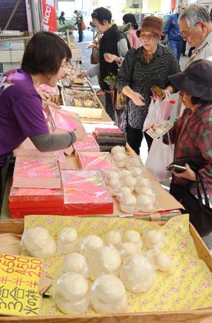 旧正月の餅や菓子などを求める買い物客=15日、糸満市中央市場(田嶋正雄撮影)