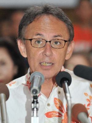 県知事選挙への出馬を正式に表明する玉城デニー氏=29日午後、那覇市・沖縄ホテル