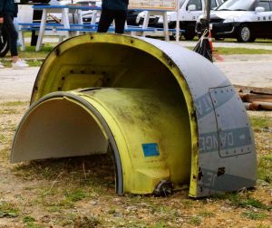 ビーチに漂着した米軍MV22オスプレイの部品=9日、うるま市伊計島の大泊ビーチ